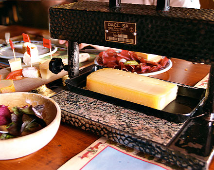 &laquo;Грюйерская&raquo; раклетница. Фото: Юлия Бритвич