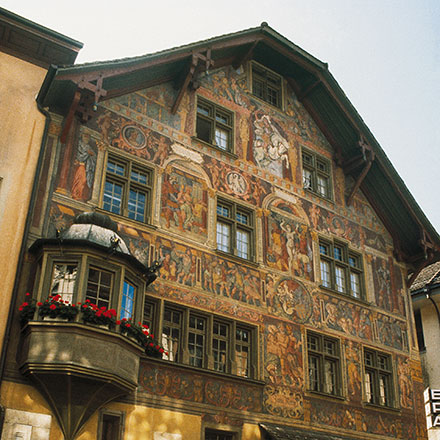 Дом 67&nbsp;по&nbsp;улице Фордергассе (Vordergasse, 67) называется &laquo;Домом Рыцаря&raquo; (Haus zum Ritter) и&nbsp;украшен фресками Тобиаса Штиммера (1568-1570) с&nbsp;сюжетами на&nbsp;тему людских добродетелей. Фото: Swiss-Image