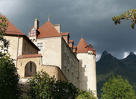 Замок Грюйер. Великолепный ансамбль замка прекрасно вписывается в&nbsp;ландшафт кантона. Фото: Юлия Бритвич