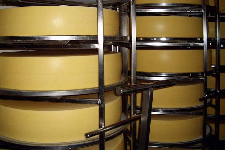 Свежеизготовленный швейцарский сыр на складе.