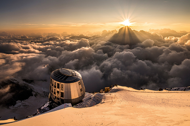 Высокогорная стоянка для альпинистов Refuge du Goûter на Монблане — четырехэтажное энергетически автономное здание с деревянной несущей структурой и металлической оболочкой — бросает вызов неконтролируемым силам природы. Фото: Ben Tibbetts